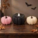 Halloween-Set aus einem großen schwarzen und zwei mittleren Kürbissen in Rosa und Creme